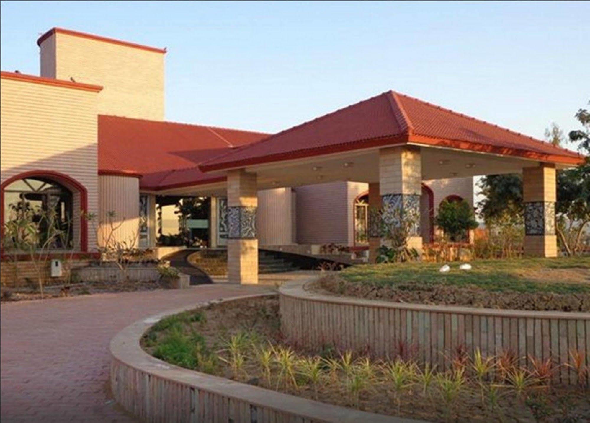 Regenta Resort Bhuj By Royal Orchid Hotels Limited מראה חיצוני תמונה